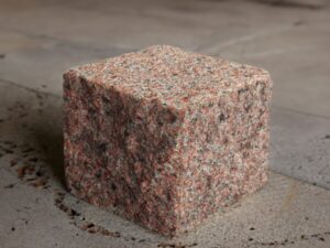 Đá Cubic - Đỏ hoa cương